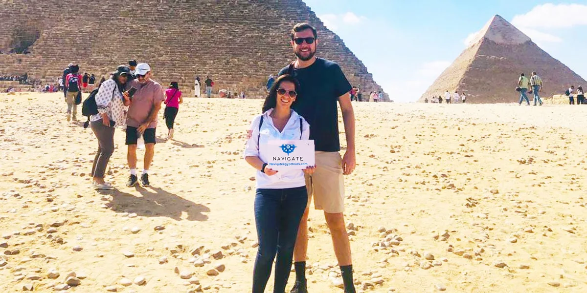 nav 76386031c96d2001 Travelers at giza pyramids complex
