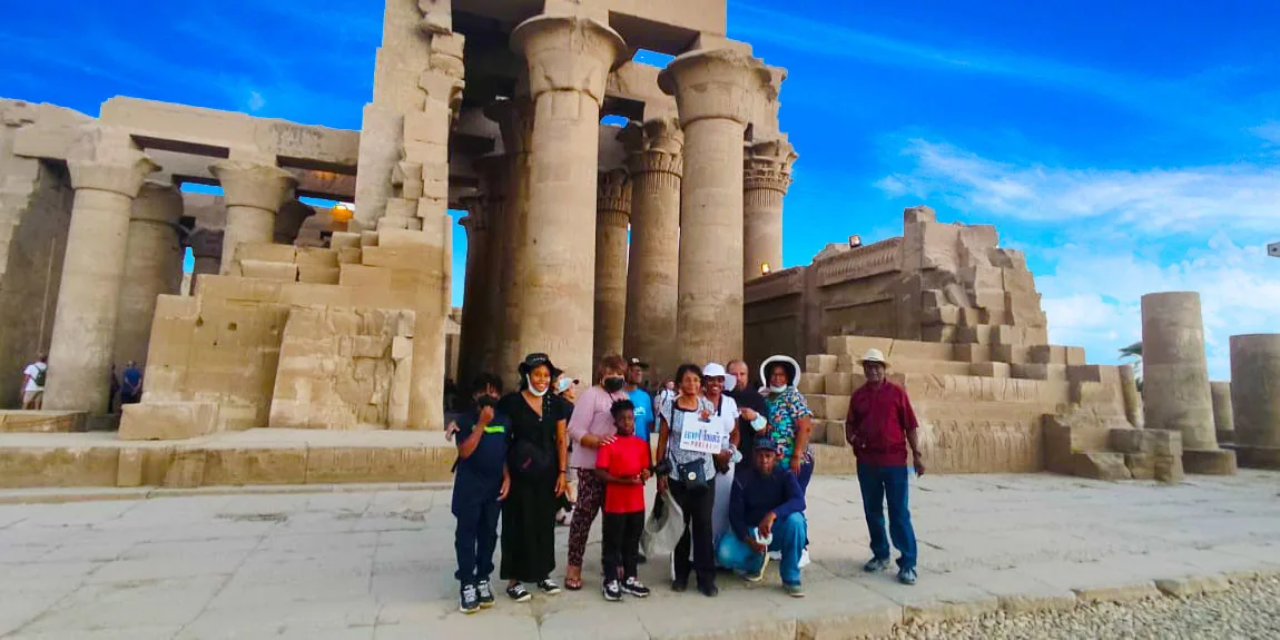 nav 7a27e4a429c5e735 Travelers at kom ombo temple